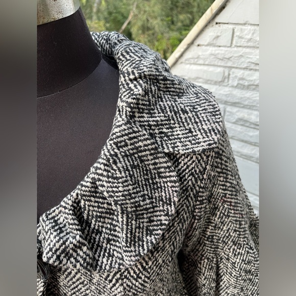 Black and White Woven Coat - Picture 4 of 10